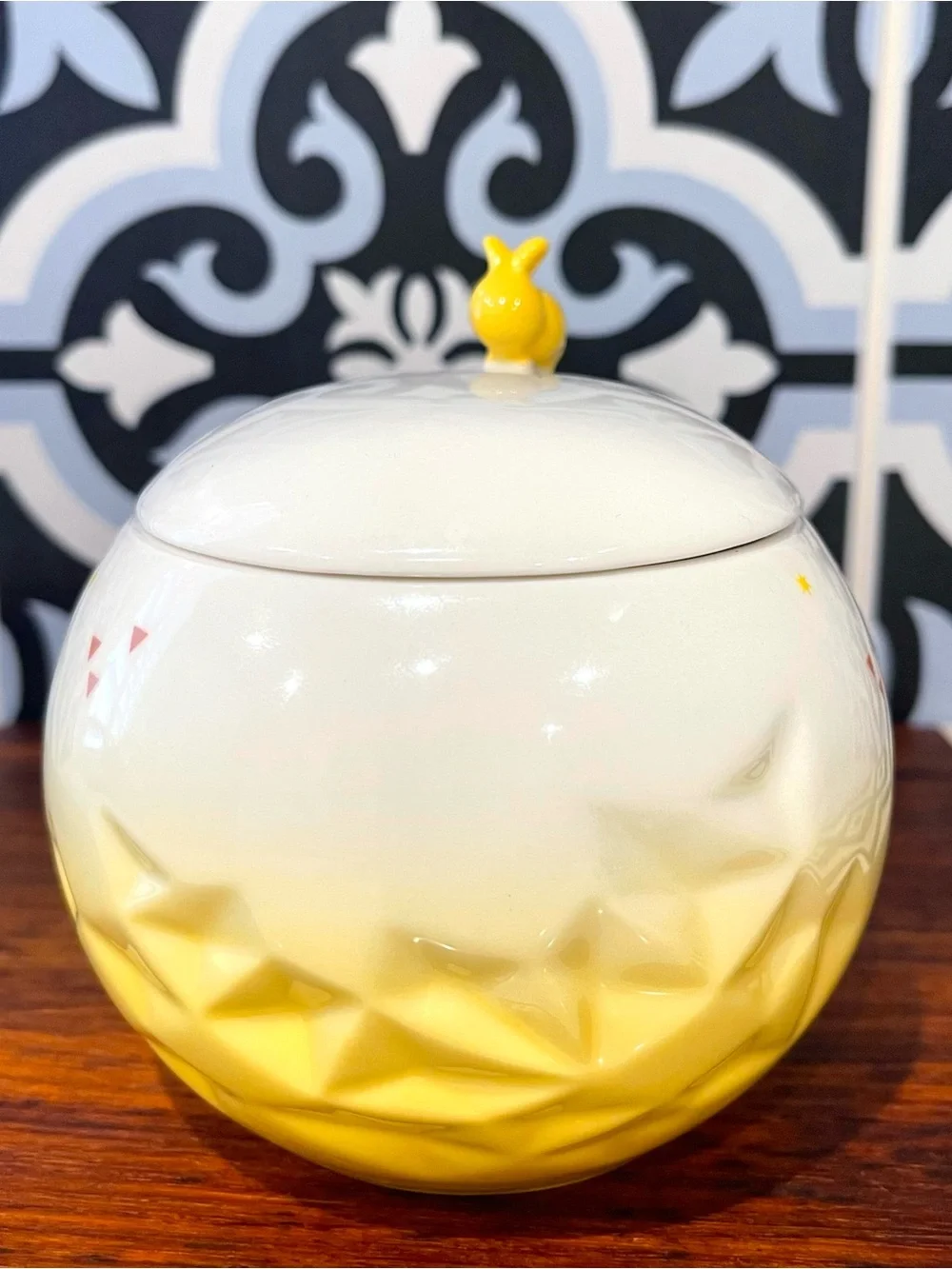 STARBUCKS 2015 Round Lidded BUNNY Tea Cup 12oz White Yellow Triangles Stars RARE